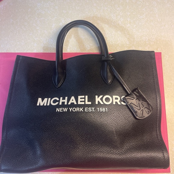 Michael Kors Handbags - Michael Kors Black Pebbled Leather Bag